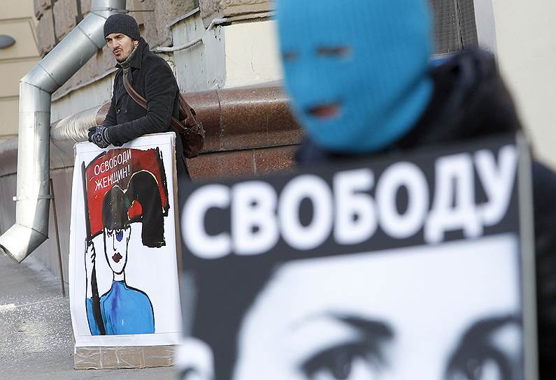 1 октября 2012 года Мосгорсуд начал рассмотрение кассационной жалобы адвокатов Pussy Riot на приговор. Однако в тот же день заседание было перенесено из-за того, что Екатерина Самуцевич отказалась от услуг адвокатов 