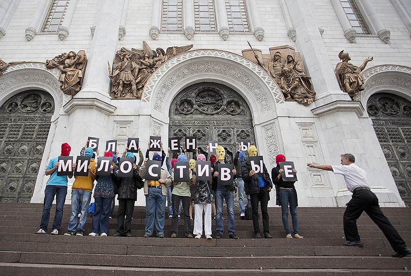 3 марта 2012 года по обвинению в хулиганстве были задержаны активистки Pussy Riot Мария Алехина и Надежда Толоконникова (объявлена иностранным агентом), а 12 марта им было предъявлено официальное обвинение в хулиганстве, совершенном группой лиц по мотивам религиозной ненависти (ч. 2 ст. 213 УК РФ) На фото: акция в поддержку Pussy Riot 