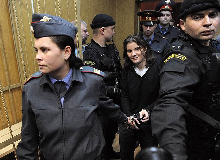 Канцлер Германии Ангела Меркель назвала решение суда «чрезмерно жестким» и несовместимым «с европейскими ценностями правопорядка и демократии». Она добавила, что гражданское общество и политически активные граждане являются «необходимым условием для модернизации России, а не угрозой» На фото: участница феминистской панк-группы Pussy Riot Екатерина Самуцевич (в центре) 