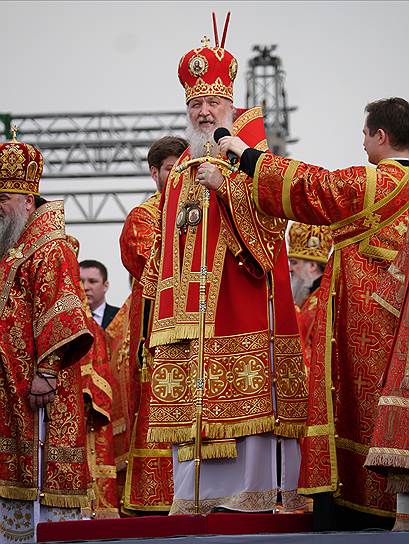 10 октября 2012 года новый адвокат Ирина Хрунова заявила в суде, что Екатерина Самуцевич сразу после начала акции в храме Христа Спасителя была задержана охранником и не участвовала в «танцах и выкриках». В тот же день суд заменил срок наказания Самуцевич на условный, освободив ее в зале суда   На фото: патриарх Московский и Всея Руси Кирилл во время молебного пения в защиту веры, поруганных святынь, церкви и ее доброго имени у стен храма Христа Спасителя 