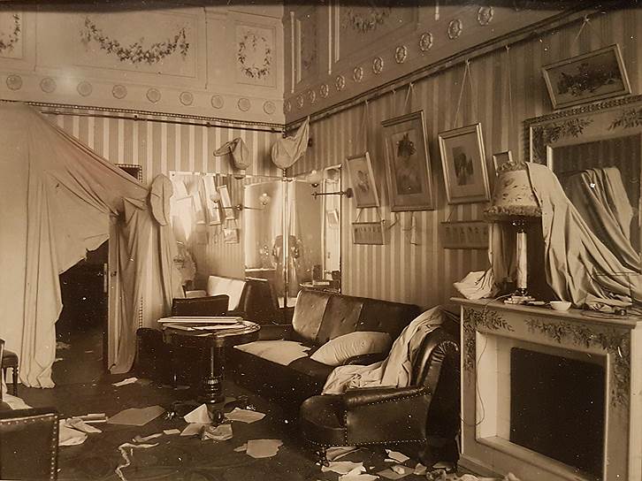 С августа 1917 года по апрель 1918 года Николай II вместе с оставшейся свитой (45 человек) находился в ссылке в Тобольске. Семья была размещена на втором этаже бывшего губернаторского дома. Здесь же они узнали о приходе к власти большевиков спустя две недели после произошедшего На фото: Зимний дворец после штурма