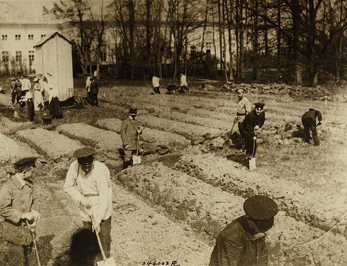 2 марта 1917 года по старому стилю Николай II отрекся от престола, передав власть своему брату великому князю Михаилу Александровичу. Однако тот отказался от короны. Уже 8 марта Временное правительство издало приказ об аресте императора и его семьи. Первые полгода царская семья находилась под охраной в Царском Селе, однако в августе 1917 года их переправили в Тобольск На фото: царская семья в огороде Царского Села