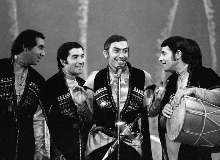 В 1959 году Кикабидзе начал работать в Тбилисской филармонии и стал выезжать на гастроли в составе грузинской бригады, исполняя песни на грузинском, русском, итальянском и английском языках. Позднее он вместе с друзьями организовал вокально-инструментальные ансамбли «Вело» и «Орэро», в которых был солистом и играл на барабанах