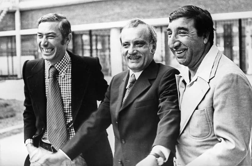 В 1969 году Вахтанг Кикабидзе сыграл в фильме Георгия Данелии «Не горюй!» роль молодого врача Бенжамена Глонти. По сценарию Бенжамина должен был играть «рыжий, толстый человек», но режиссеру никто не нравился, и ему посоветовали пригласить на кастинг Кикабидзе. На съемочную площадку явился «худой темноволосый парень в драных джинсах, со жвачкой во рту и щелью в зубах». За работу в этом фильме актер получил приз за лучшую мужскую роль на Международном кинофестивале в Картахене в 1970 году На фото слева направо: Вахтанг Кикабидзе, режиссер Георгий Данелия, актер Фрунзик Мкртчян