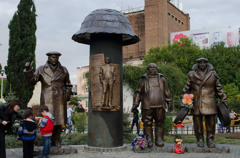 В 2011 году в Тбилиси открыли памятник героям фильма «Мимино» авторства Зураба Церетели. Изначально скульптурную композицию планировали установить в Москве на Чистых прудах, но проект не был реализован. Как считает сам Кикабидзе, по указанию российского правительства