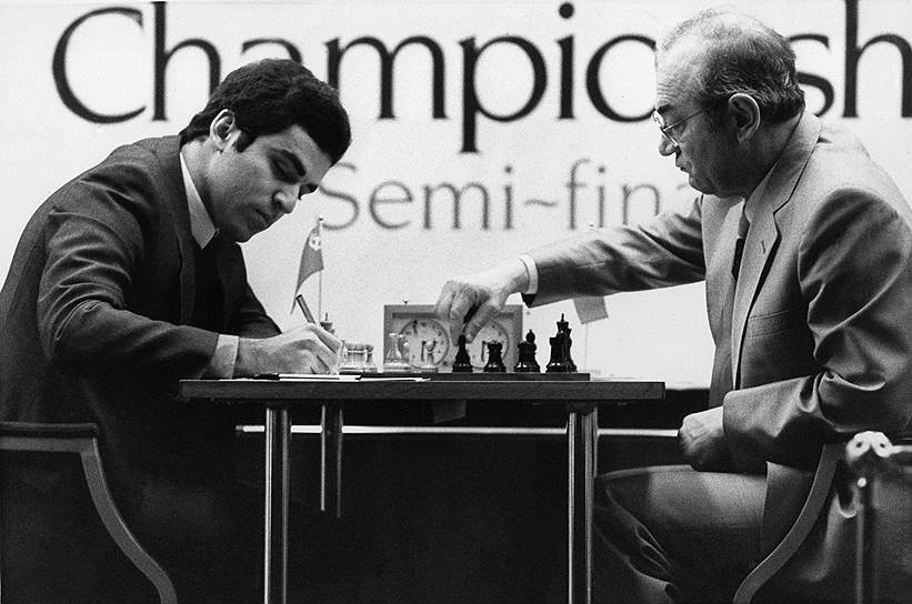 В 1983 году шахматист Гарри Каспаров (на фото слева) должен был сразиться с Виктором Корчным (справа), однако Советская шахматная федерация отказалась отправлять игрока в США. Шахматисту было засчитано поражение. Впоследствии советская сторона выплатила крупный штраф и отменила запрет на выступления шахматистов против Корчного