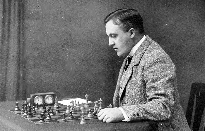В августе 1914 года 11 российских шахматистов были интернированы Германией — во время объявления войны они находились на турнире в немецком Мангейме. Из них только четверым разрешили вернуться домой, а остальные, включая Ефима Боголюбова (на фото), были вынуждены выступить на восьми турнирах в Германии. В 1926 году Ефим Боголюбов отказался от советского гражданства в пользу немецкого, за что был лишен титула чемпиона. Кроме того, до распада СССР о нем предпочитали не вспоминать в советских книгах о шахматах