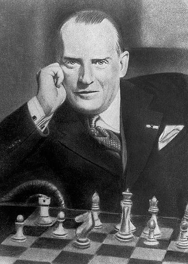 В дальнейшем Алехин (на фото) становился объектом критики и даже бойкота. В 1940-е годы под его авторством в немецкоязычной газете Pariser Zeitung вышла серия статей под названием «Еврейские и арийские шахматы», за которые ему пришлось долго оправдываться после войны, в том числе перед FIDE. Так, он утверждал, что его тексты были полностью переписаны. В конце 1945 года он был приглашен на турниры в Лондоне и Гастингсе, однако ряд шахматистов, включая Макса Эйве, Ройбена Файна и Арнолда Денкера, призвали к его бойкоту. Расследование о предполагаемом сотрудничестве с нацистами было возложено на Шахматную федерацию Франции. Тем не менее ему разрешили принять участие в матче против Михаила Ботвинника, однако они так и не встретились. Вскоре Алехин скоропостижно скончался