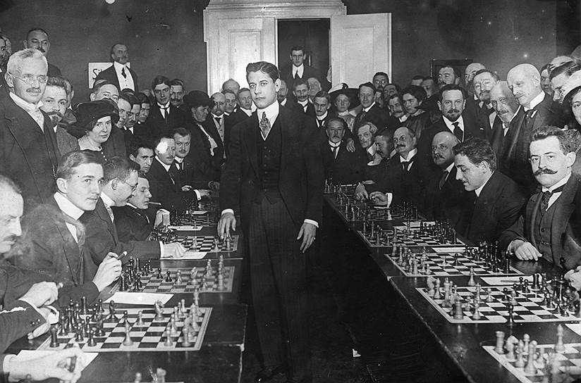 В 1927 году в Буэнос-Айресе первый чемпион РСФСР по шахматам Александр Алехин выиграл матч за звание чемпиона мира у Хосе Рауля Капабланки, носившего прозвище «шахматный автомат». К тому времени Алехин уже покинул СССР и выступал под французским флагом. Матч длился 2,5 месяца и завершился со счетом 18,5:15,5. На праздновании победы в Русском клубе Александр Алехин якобы заявил, что «миф о непобедимости большевиков развеялся, как развеялся миф о непобедимости Капабланки»