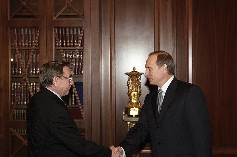 С 2005 года он был постоянным советником президента — и при Владимире Путине (на фото справа), и при Дмитрии Медведеве. «Трудно переоценить вклад Вениамина Федоровича в совершенствование отечественной судебной системы, в развитие юридической науки и образования. Он был правозащитником в самом высоком значении этого слова»,— написал президент в телеграмме с соболезнованиями по случаю смерти