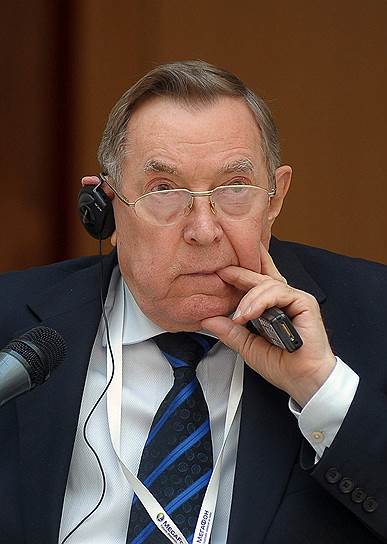 По инициативе научного руководителя Центра частного права при президенте РФ Александра Маковского Вениамин Яковлев предложил президенту создать совет по кодификации гражданского законодательства. Этот совет Вениамин Яковлев возглавлял почти 20 лет, под его руководством было рассмотрено около тысячи законопроектов, две трети которых были раскритикованы и получили отрицательные заключения совета. «Его главными принципами были совесть и справедливость»,— подчеркнул господин Маковский. Вениамин Яковлев скончался 24 июля 2018 года в возрасте 86 лет