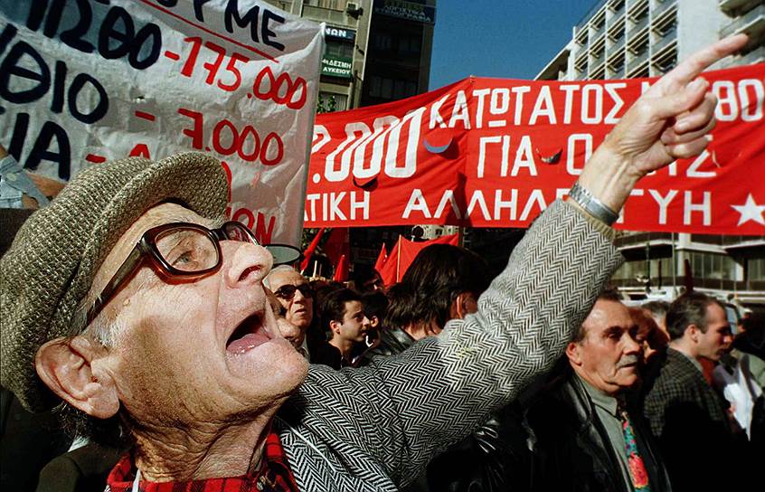 В начале века в Греции был самый низкий пенсионный возраст в Европе и самое высокое отношение пенсии к зарплате. Однако кризис и жесткие требования экономии со стороны Евросоюза перевернули ситуацию на 180 градусов