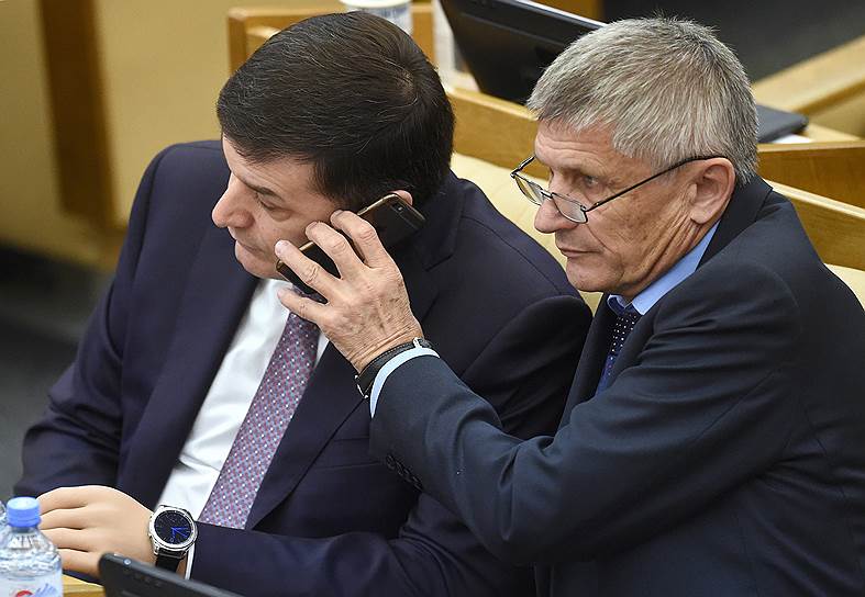 Член комитета Госдумы по международным делам Адальби Шхагошев (слева) и зампредседателя комитета по аграрным вопросам Алексей Лавриненко