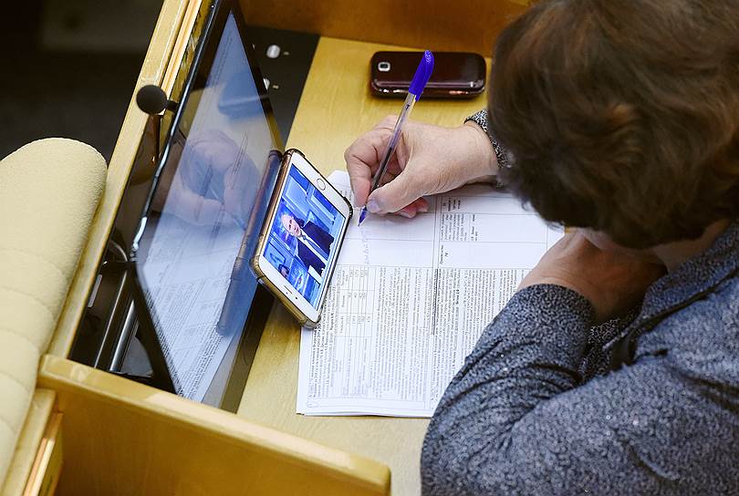 Член комитета Госдумы по аграрным вопросам Наталья Боева смотрит прямую линию с президентом России Владимиром Путиным 7 июня