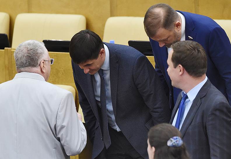 Слева направо: лидер ЛДПР Владимир Жириновский, член комитета Госдумы по информационной политике, информационным технологиям и связи Вадим Деньгин, первый зампредседателя комитета по контролю и регламенту Александр Курдюмов