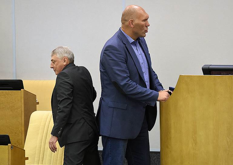 Член комитета Госдумы по труду, социальной политике и делам ветеранов Владимир Мельник (слева) и первый зампредседателя комитета по экологии и охране окружающей среды Николай Валуев