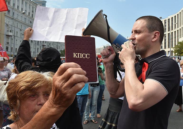 Москва. Лидер движения «Левый фронт» Сергей Удальцов на митинге против повышения пенсионного возраста