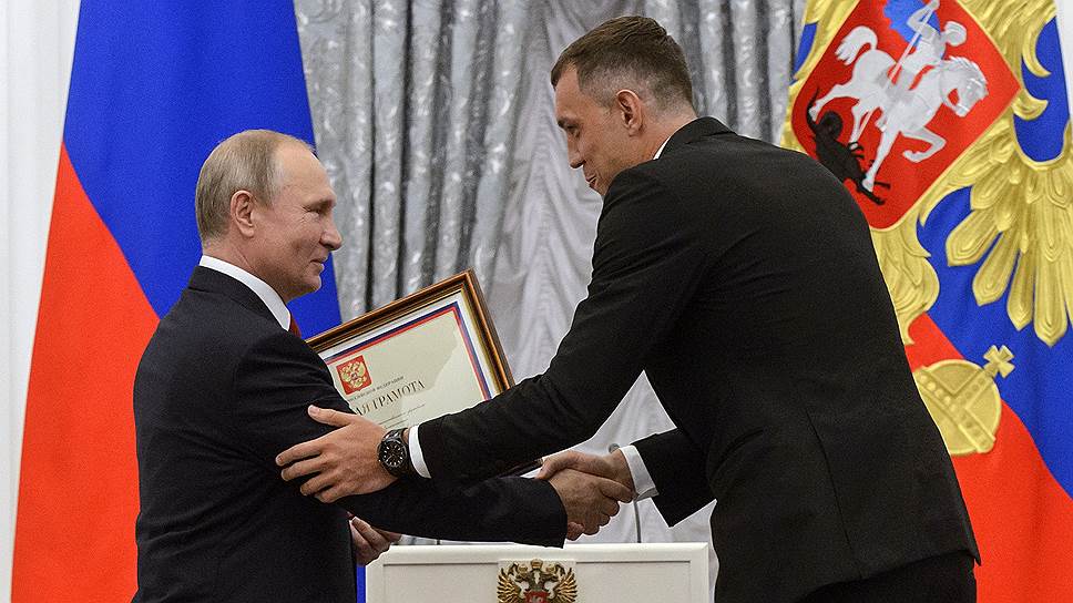 Президент России Владимир Путин (слева) и игрок сборной России по футболу Артем Дзюба