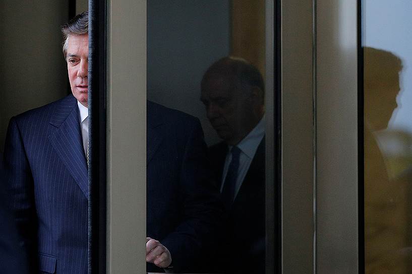 , руководитель предвыборного штаба Дональда Трампа с марта по август 2016 года. Обвинялся в преступном сговоре, несоблюдении закона об иностранных агентах, даче ложных показаний, сокрытии информации и счетах в иностранных банках и финансовых преступлениях. Все обвинения связаны с его работой политтехнологом на экс-президента Украины Виктора Януковича и Партию регионов. Свою вину не признал. Следствие также подозревало, что он контактировал с представителями РФ с целью помочь Дональду Трампу выиграть выборы в США. Находился под стражей с 15 июня 2018 года. 21 августа 2018 года коллегия присяжных признала его виновным по 8 пунктам обвинения из 18. По итогам двух приговоров получил 7,5 года тюрьмы