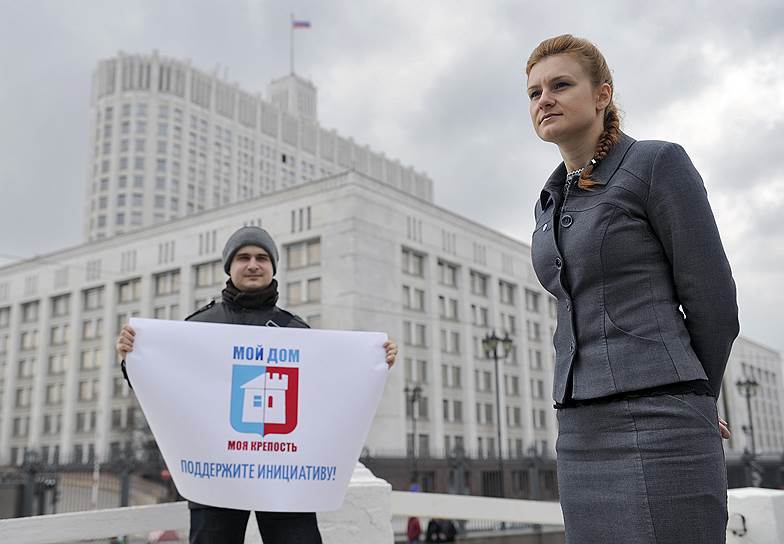 , бывший помощник экс-сенатора Александра Торшина, основатель общественной организации «Право на оружие». В 2016 году переехала в США по студенческой визе. 15 июля 2018 года арестована по обвинению в незаконной работе иностранным агентом. По заключению спецагента ФБР Кевина Хельсона, изучавшего переписку и данные в телефоне обвиняемой, способствовала созданию тайного канала связи между руководством Республиканской партии и российскими властями. Адвокаты госпожи Бутиной утверждали, что ее дело не связано с расследованием вмешательства в выборы