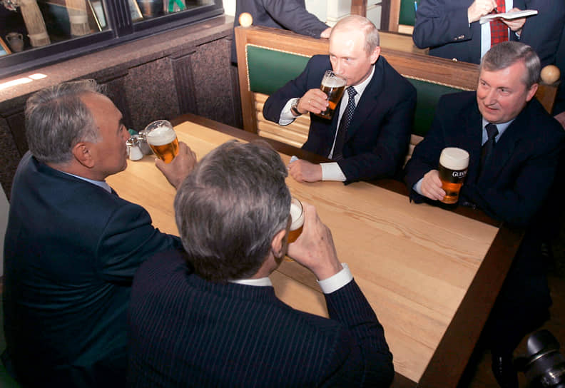 Президент России Владимир Путин (второй справа), президент Казахстана Нурсултан Назарбаев (слева) и полпред прзидента РФ в Уральском федеральном округе Петр Латышев (справа) пьют пиво в летнем кафе на улице Кировка в Челябинске, май 2005 года 