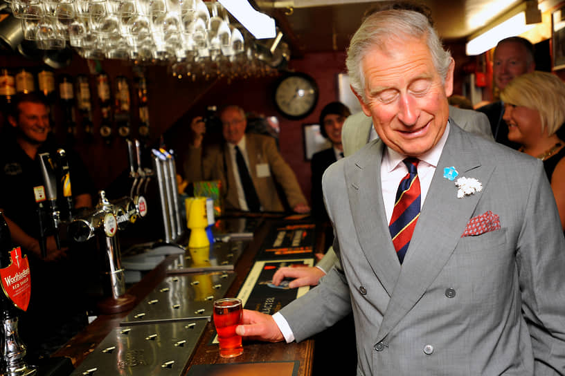 Принц Чарльз с половиной пинты пива в отеле Prince Of Wales Inn, расположенном недалеко от уэльского Бридженда, июль 2013 года 