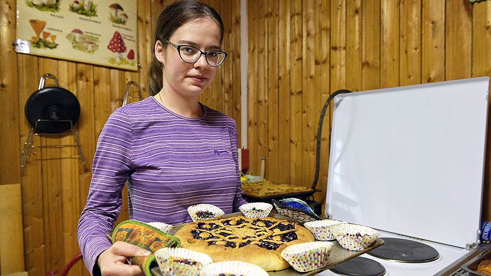 В детском доме Диана мечтала найти свою семью. Она не нашла свою кровную мать, зато у нее появился опекун и друг, который считает, что детдомов и интернатов вообще быть не должно
