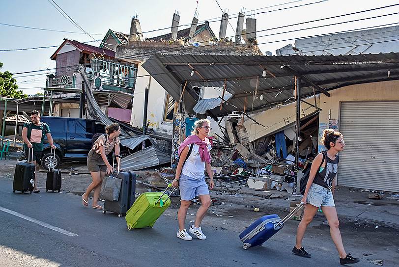 Власти Индонезии также эвакуировали около 3 тыс. туристов с островов архипелага Гили. При эвакуации возникли трудности — из-за нехватки судов за туристами были отправлены два корабля индонезийских ВМФ