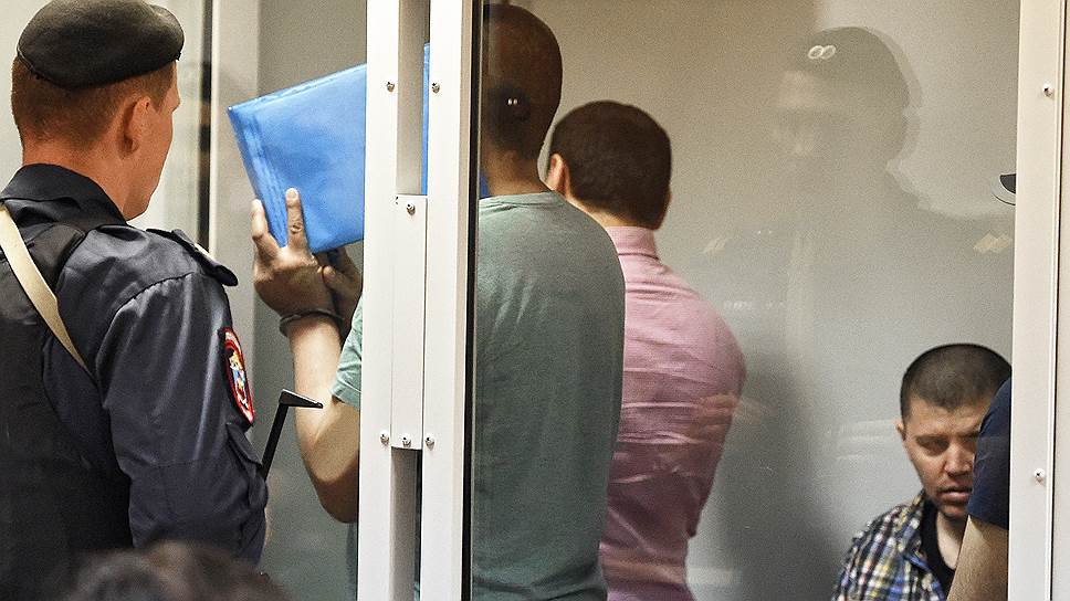 Осужденный Хазратхон Додохонов (справа) 