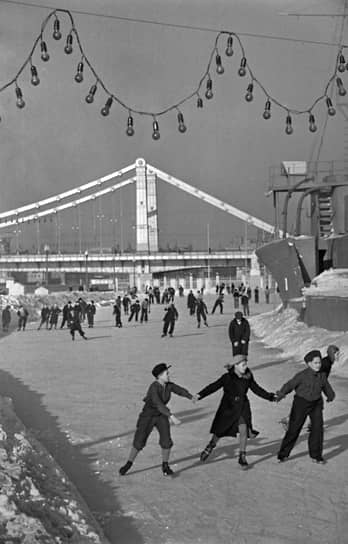 «И вот весенним майским утром 1936 года прежний Крымский мост отправляется в путешествие. Двадцать домкратов аккуратно подняли пролетное строение с "насиженного места", стальные лебедки плавно сняли его с гранитных опор, и сооружение, под которое были подведены железные каретки на круглых катках, по трем деревянным эстакадам с проложенными на них рельсами, медленно заскользило к пункту назначения»