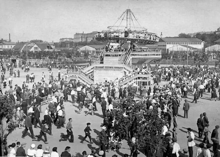 В 1937 году Александр Власов получил за эту работу гран-при на международной выставке в Париже