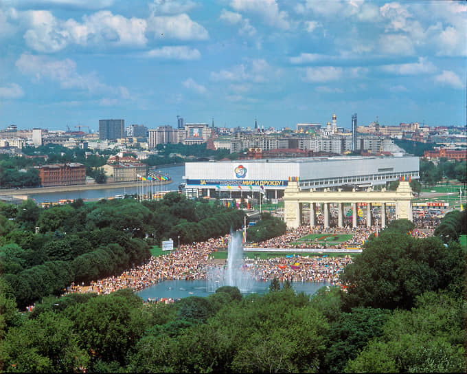 К московской Олимпиаде 1980 года в Парке Горького построили светомузыкальный фонтан. В 2001 году устаревшее оборудование фонтана полностью заменили, и он смог продолжить работу