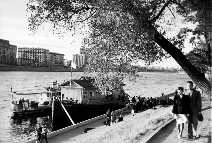 В 1937 году была перестроена и одета в гранит Пушкинская набережная, а в Нескучном саду появился каскадный фонтан со скульптурой Ромуальда Иодко «Купальщица»