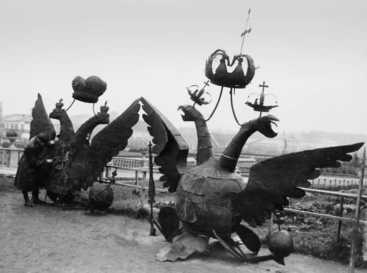 В 1933 году парк культуры и отдыха наградили красным знаменем ВЦСПС и присвоили ему имя Максима Горького На фото: царские орлы с Кремлевских башен были выставлены для обозрения в парке
