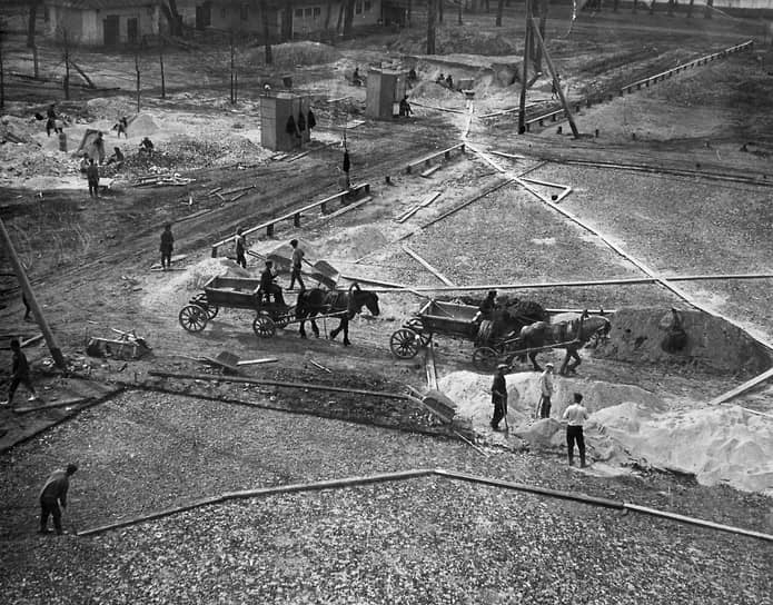 В 1928 году президиум Моссовета решил построить Парк культуры и отдыха на освободившихся после выставки территориях. Его главным архитектором стал московский конструктивист Константин Мельников. Именно он предложил сделать фонтан в центре паркового партера, но не успел реализовать замысел