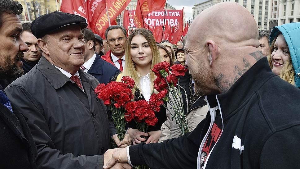 Лидер КПРФ Геннадий Зюганов (слева) и Джеффри Монсон на церемонии возложения цветов к Мавзолею на Красной площади, в 146-ю годовщину со дня рождения Владимира Ленина в 2016 году