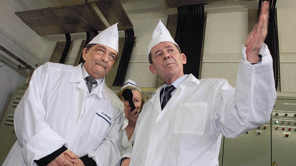Молочные продукты из Простоквашино в разное время производило с десяток разных фабрик, и большинство из них заплатило писателю за бренд — иногда добровольно, иногда по суду (на фото — Эдуард Успенский (слева) посещает завод «Петмол», выпускающий «Продукты из Простоквашино»)