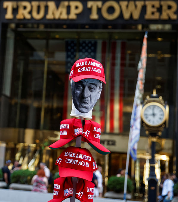 Картонный портрет Роберта Де Ниро в кепке MAGA (Make America Great Again) — этот лозунг принадлежит президенту США Дональду Трампу. Инсталляцию поместили перед штаб-квартирой компании The Trump Organization после покушения на главу государства в июле 2024 года