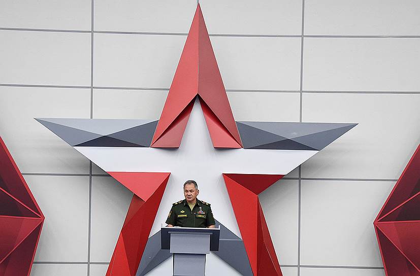 Церемонию открытия форума «Армия-2018» посетили министр обороны РФ Сергей Шойгу (на фото). Осматривая экспозицию форума, Сергей Шойгу заявил, что военным предприятиям необходимо работать быстрее, чтобы успевать за высокими темпами развития Вооруженных сил России. «Очень медленно работаете», — подытожил министр