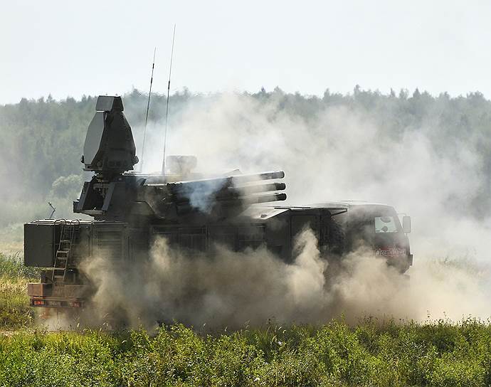 В рамках выставки проходило военное шоу «Вежливые люди», в рамках которого были представиелны боевая стрельба из всех видов вооружения, преодоление препятствий колесной и гусеничной техникой. выступления авиационных групп высшего пилотажа ВВС России «Русские Витязи» и другие На фото: показательные выступления зенитного ракетно-пушечного комплекса «Панцирь-С1» на шоу «Вежливые люди»
