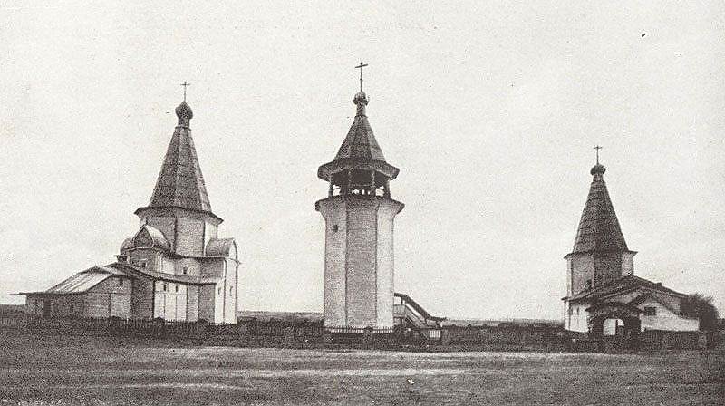 Заостровский погост, Архангельская область, Виноградовский район, село Заостровье. Ансамбль состоял из двух шатровых церквей — Рождества Богородицы (1726–1728) и Михаила Архангела (1778), а также шатровой колокольни (1785). Храмы использовались под склады. Сгорел в 1989 году в результате удара молнии