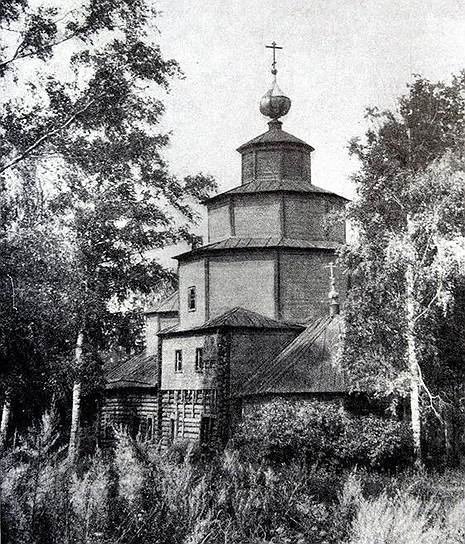 Церковь Спаса Преображения из села Спас-Вежи, Кострома, территория Ипатьевского монастыря. Единственная деревянная церковь на сваях, сохранившаяся в России до начала 2000-х годов. Построена в 1713 году ярославскими плотниками братьями Мулиевыми. Отреставрирована во второй половине 1950-х годов. Вечером 4 сентября 2002 года загорелась по так и не установленным причинам