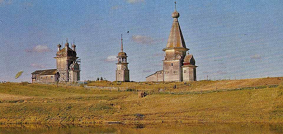 Усть-Кожский погост, Архангельская область, близ деревни Макарьинское. Деревянный ансамбль-«тройник» простоял на берегу реки Кожи до середины 1980-х годов. В центре — пятиглавая церковь Климента (датируется 1695 годом), рядом — шатровая Крестовоздвиженская церковь (1769) и колокольня (ХVIII века). Ансамбль полностью уничтожен пожаром в 1985-м — согласно версиям краеведов, дети играли со спичками и спалили дотла два храма с колокольней