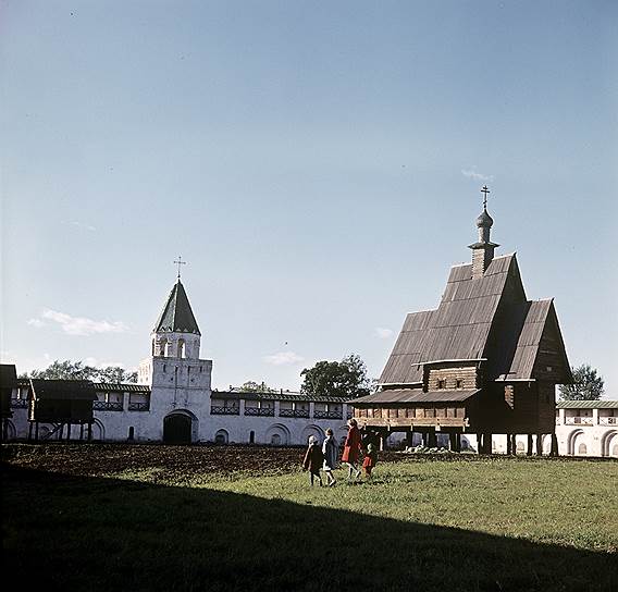 Калежский погост, Архангельская область, село Калья. Деревянный храмовый комплекс XVIII века имел две церкви с колокольней. До XXI века дожили шатровая Димитриевская церковь (1761), частично перестроенная в XIX веке; Никольская церковь (1774) и колокольня (1748). В 2006-м в селе произошел сильнейший пожар: сгорело 14 домов и храмовый комплекс. В Калье после этого не осталось постоянного населения