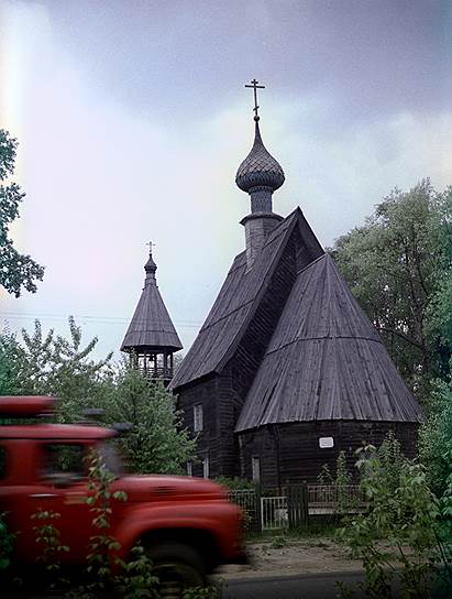 Успенская церковь в городе Иваново. Вечером 18 ноября 2015 года в Иванове была почти уничтожена пожаром Успенская деревянная церковь XVII века — старейший храм города. В 2014–2015 годах она прошла реставрацию. Ивановские власти известили население, что будет проведена «консервация» памятника. Однако с момента пожара до сего дня Росимуществом (собственник памятника) не было принято мер по «консервации». В июне 2018-го судьба церкви обсуждалась на парламентском форуме в Суздале, и спикер Совета Федерации Валентина Матвиенко дала Минкульту поручение в два месяца решить проблему. Храм передан старообрядческой епархии, но сведений о начале «консервации» нет