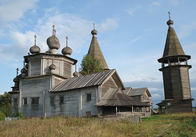 Покровско-Власьевская церковь и колокольня в Лядинах, Архангельская область, Каргопольский район. Шатровая церковь 1761 года и колокольня 1820-го сгорели 5 мая 2013-го в результате удара молнии в шатер храма. Молниеотвод на церкви был, но молнию не отвел. Пять пожарных машин приехали быстро, но потушить огонь не смогли. Вторая церковь ансамбля — 12-главая Богоявленская 1793 года — уцелела чудом. Власти принимали решение о воссоздании храма, но оно не реализовано