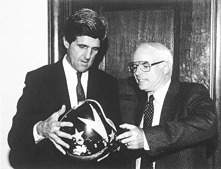 В 1983–1987 годах представлял штат Аризона в Палате представителей Конгресса США. В 1986 году был избран в Сенат США. Переизбирался в 1992, 1998, 2004, 2010 и 2016 годах На фото: с сенатором и бывшим госсекретарем Джоном Керри (слева)