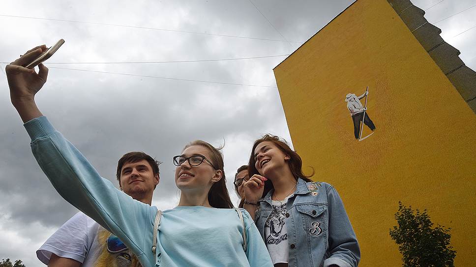 Поработав волонтером на «Арт-овраге», старшеклассница Лиза Кузьмина (на фото впереди) определилась, кем она хочет стать