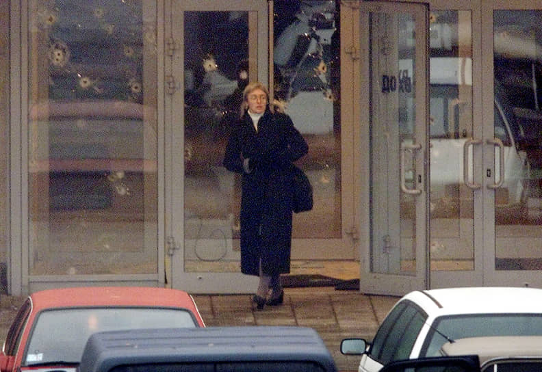 С 1999 года работала в «Новой газете». Неоднократно посещала зоны боевых действий и лагеря беженцев на Северном Кавказе. В октябре 2002 года Анна Политковская участвовала в переговорах с террористами в театральном центре на Дубровке (на фото), где шел мюзикл «Норд-Ост»