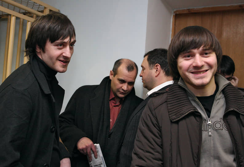 19 февраля 2008 года обвиняемые были оправданы присяжными и освобождены из-под стражи, но позже Военная коллегия Верховного суда по ходатайству Генпрокуратуры отменила оправдательный приговор из-за «многочисленных нарушений» На фото: Ибрагим Махмудов (слева), Сергей Хаджикурбанов (второй слева) и Джабраил Махмудов (справа)